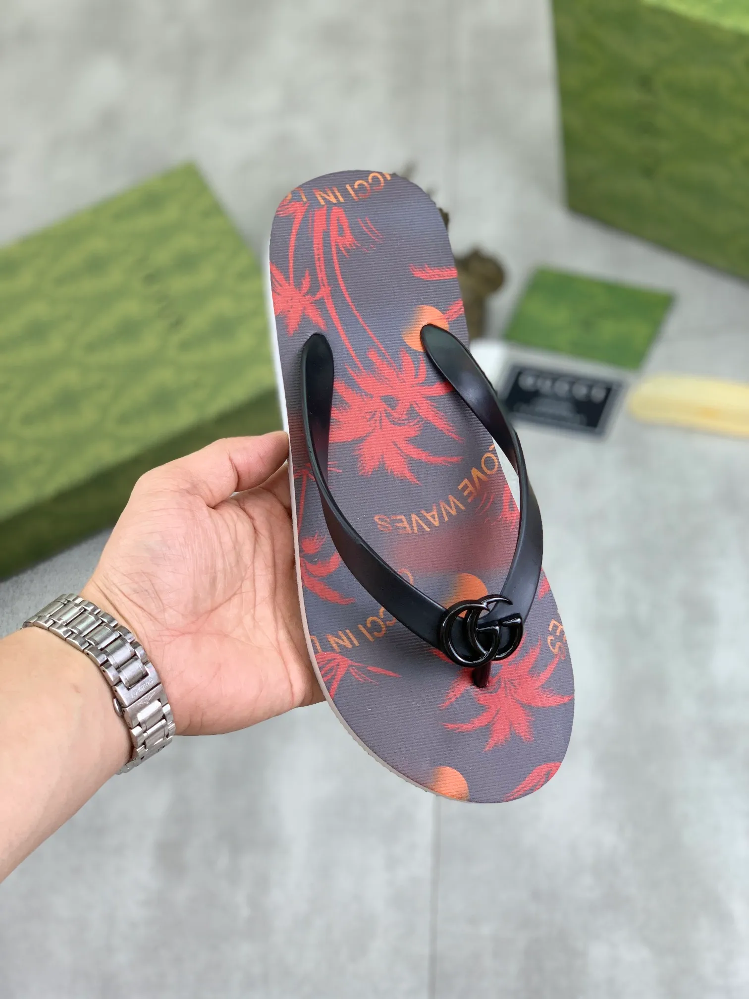 Men's men's shoes 💰P220💰【New style】🆘【GUCCI】Official website's popular Gucci adult couple 🧑‍🤝‍🧑 style, children's flip-flops are on sale at the counter simultaneously! Original fabric imported from Italy. Original bottom provided by the original factory. Size: Adult 36-45. Children’s size: 30-37. Multiple colors available.